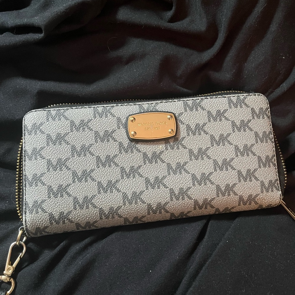 Michael Kors Travel Continental Wallet
